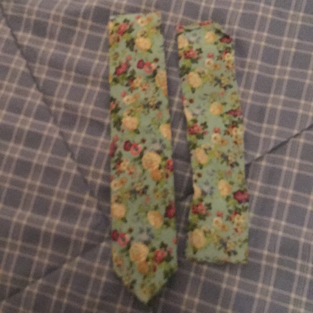 Men’s flowered tie and handkerchief